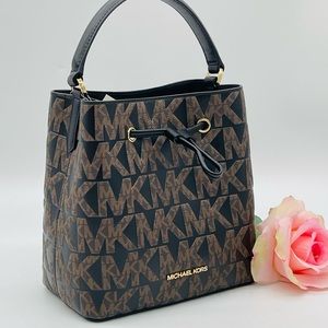 Michael Kors Medium Suri Bucket Messenger